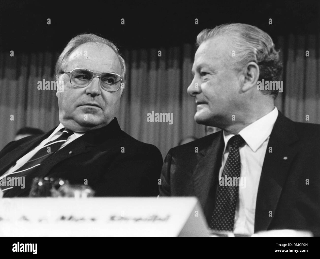 Le ministre président bavarois Max Streibl en conversation avec le Chancelier fédéral Helmut Kohl. Banque D'Images
