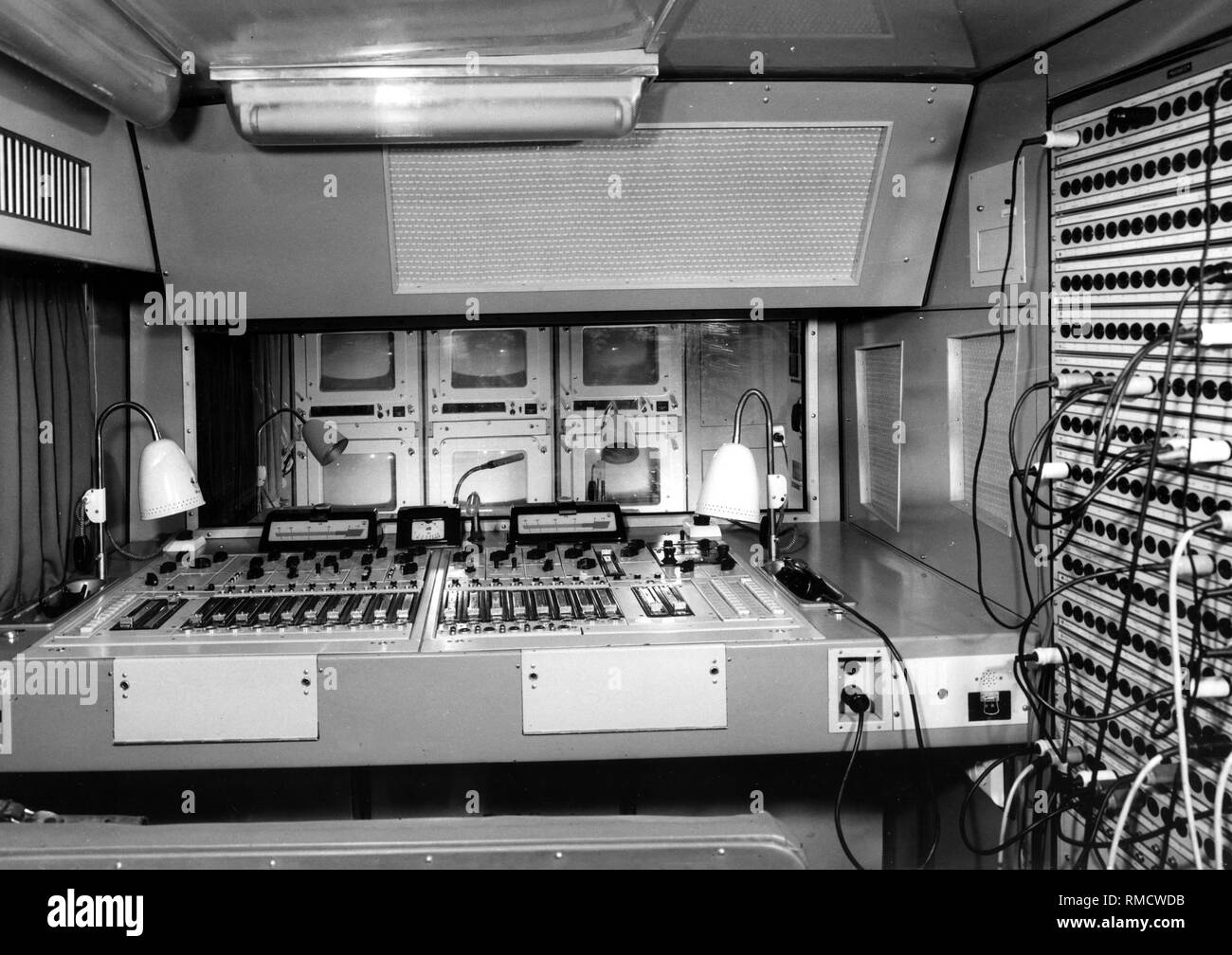 L'équipement technique et des écrans dans la salle de contrôle de la radiodiffusion de l'extérieur de la RDA van television centre à Berlin-Adlershof. Photo non datée de 1972. Banque D'Images