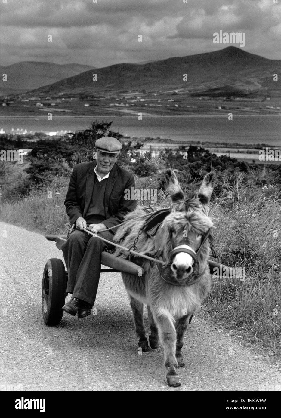 Un paysan sur sa charrette tirée par un âne. Banque D'Images