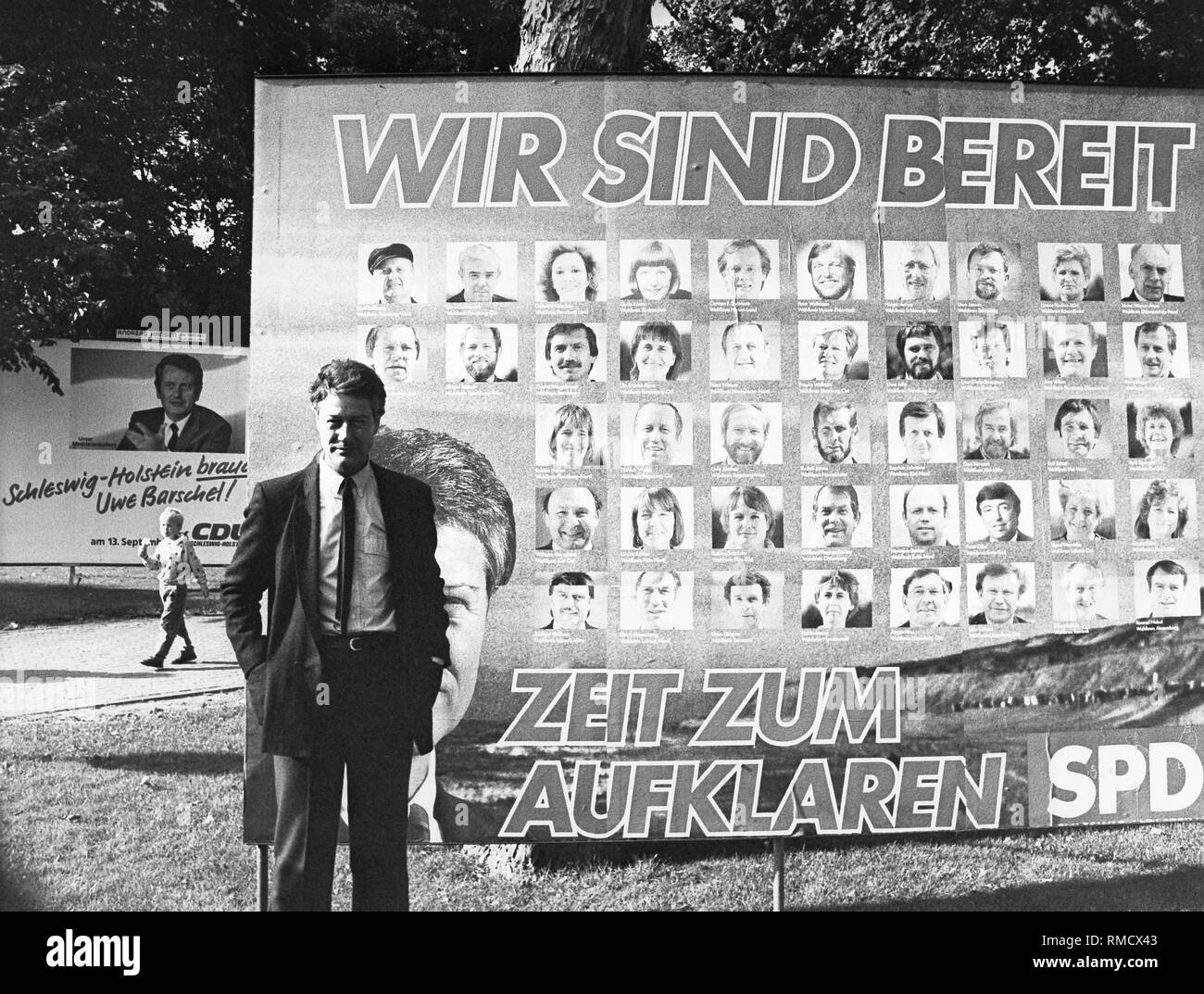 Le meilleur candidat du SPD dans le Schleswig-Holstein Engholm en face d'une affiche avec les portraits des candidats SPD et le slogan "Du temps à effacer jusqu'. Dans l'arrière-plan une affiche électorale de la CDU avec Uwe Barschel. Banque D'Images