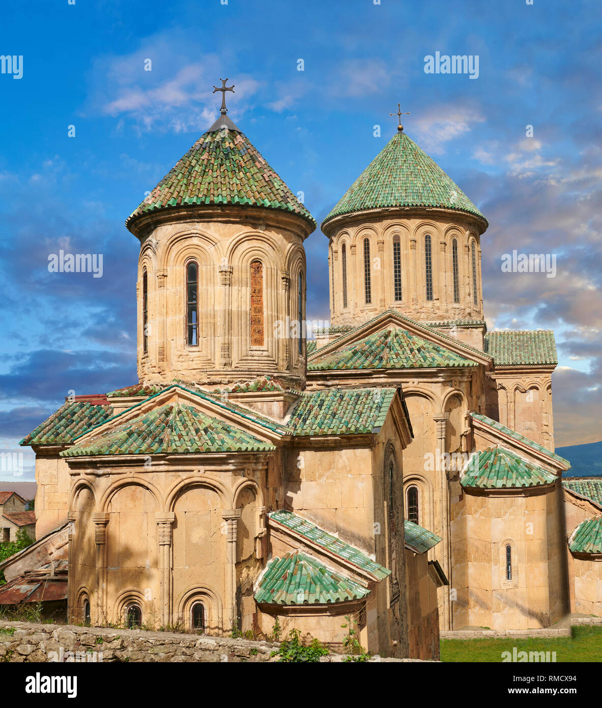 Photos et images des églises orthodoxes de Géorgie de Gelati (premier plan) St George, 13e siècle, (derrière) Église de la Vierge, 1106. La cité médiévale Gela Banque D'Images