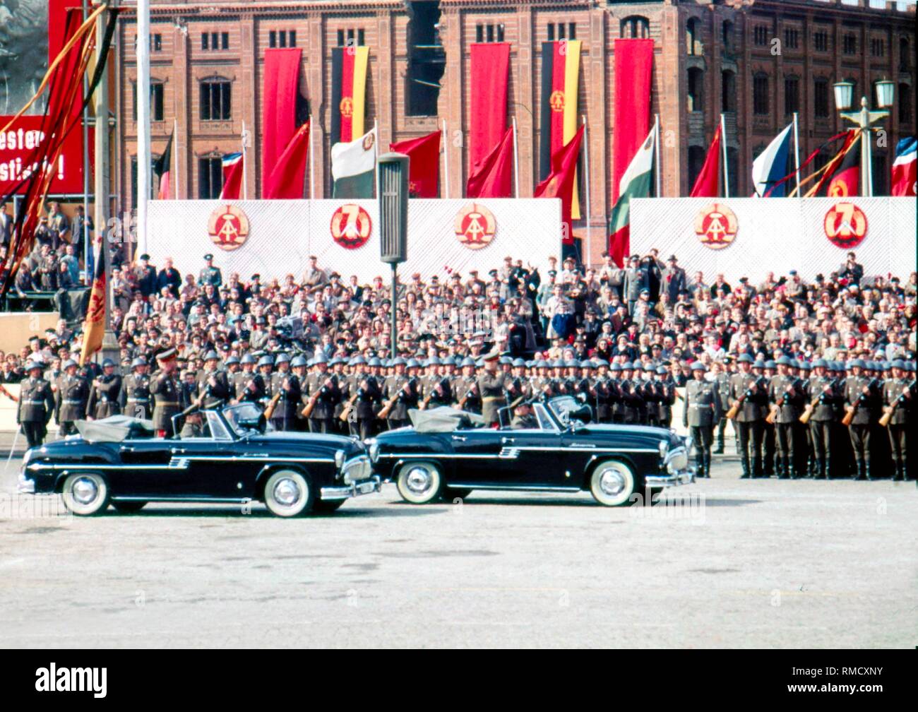 Puis à l'est le ministre allemand de la défense, Willi Stoph et son adjoint Heinz Hoffmann participer au défilé militaire de l'Allemagne de l'armée du peuple le 1 mai 1959 à l'Marx-Engels-Platz à Berlin est, dans l'arrière-plan l'édifice de la Bauakademie qui a été démoli en 1962. Banque D'Images