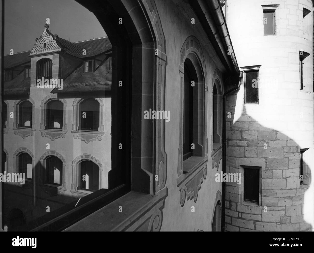 Afficher dans une fenêtre du château de Göppingen, qui reflète l'aile latérale du château. Photo non datée. Banque D'Images