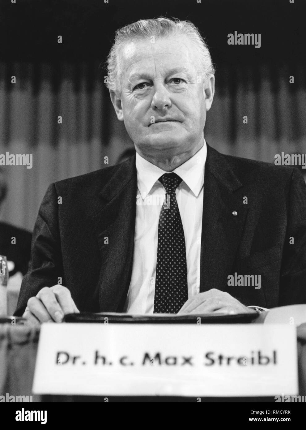Le ministre président bavarois Max Streibl au congrès du parti CSU, le 19 novembre 1988 à Munich. Banque D'Images