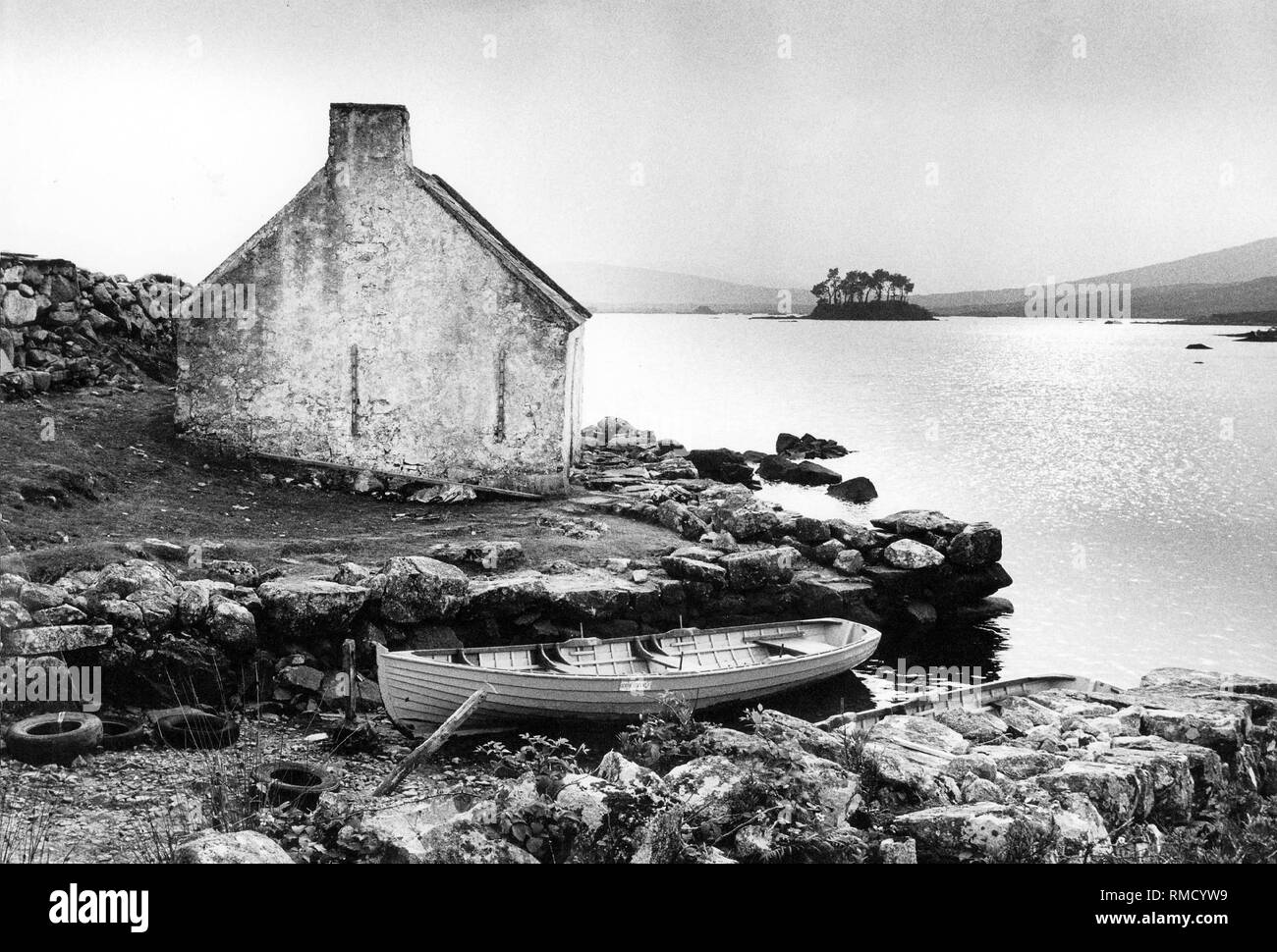 Shore paysage avec bateau et chapelle en Irlande. Banque D'Images