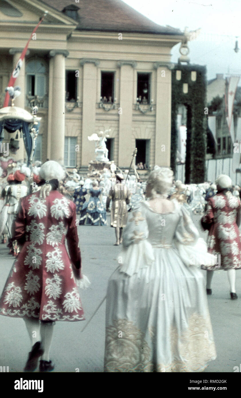 Interprètes en costumes baroques lors d'un défilé le jour de l'Art Allemand à Munich, sans date. Banque D'Images