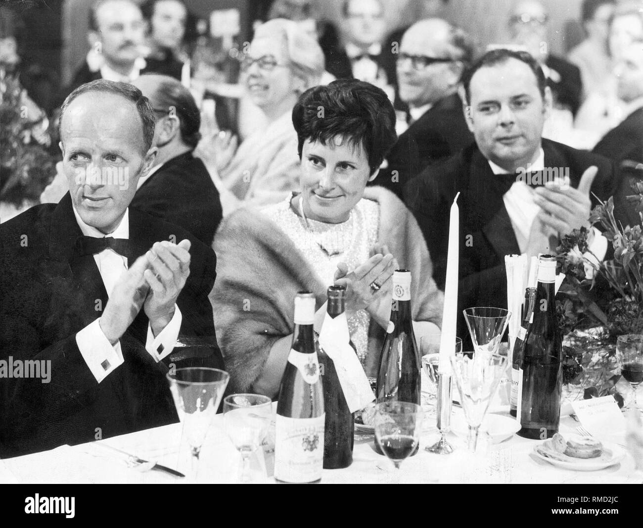 À partir de la manager de praticien des Bertelsmann : tête, Dr. med. Manfred Koehnlechner et femme dans le "Bayerischer Hof' sur 21.04.1969. Banque D'Images