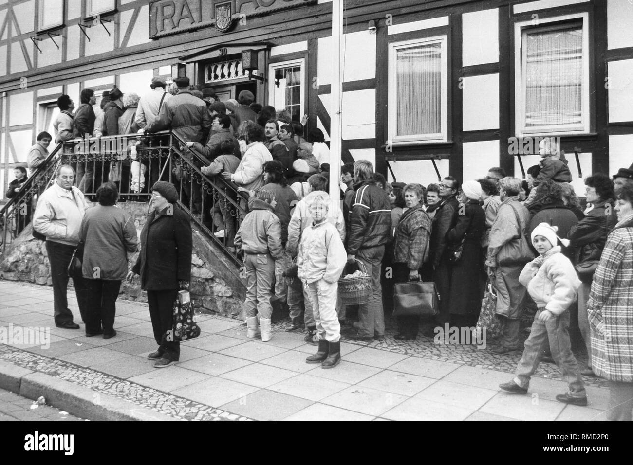 En face de l'hôtel de ville de Herzberg en Basse-Saxe, citoyens de la RDA attendre pour Begruessungsgeld bienvenue (argent) après l'ouverture de la frontière. Banque D'Images