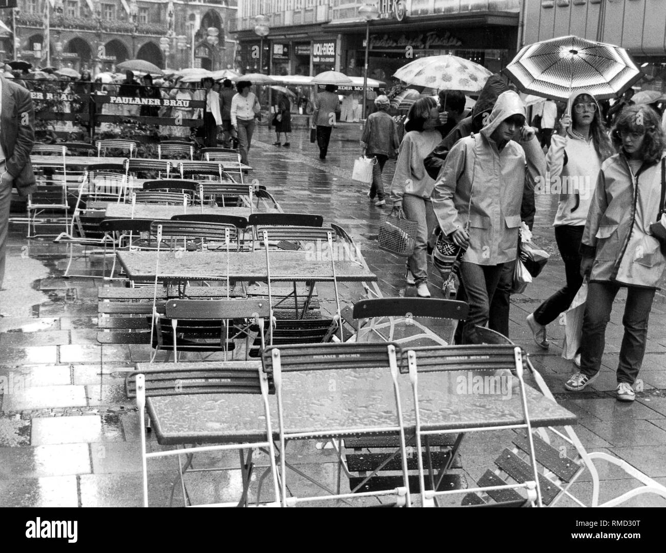 Temps de pluie à Munich, les piétons avec des parapluies dans la Rosenstrasse. Banque D'Images
