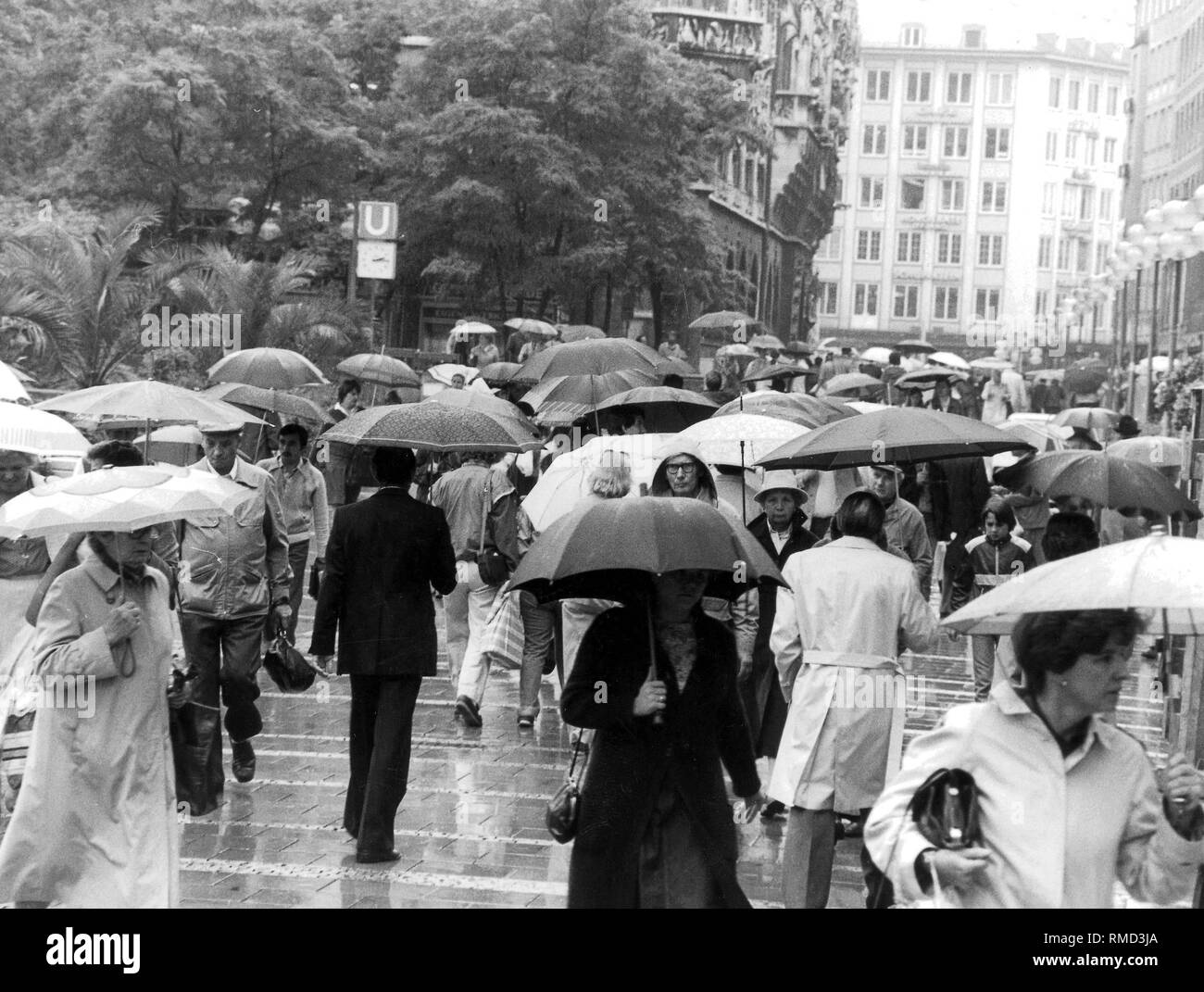 Temps de pluie à Munich, les piétons avec des parapluies dans la Weinstrasse. Banque D'Images