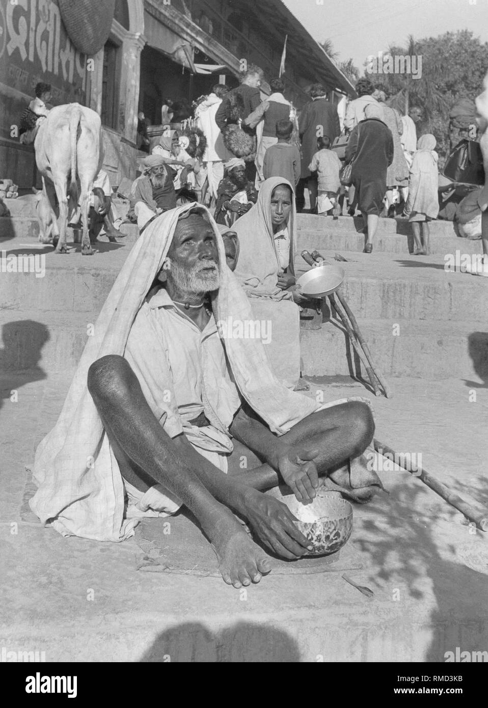Un mendiant sur les ghats de Bénarès. Banque D'Images