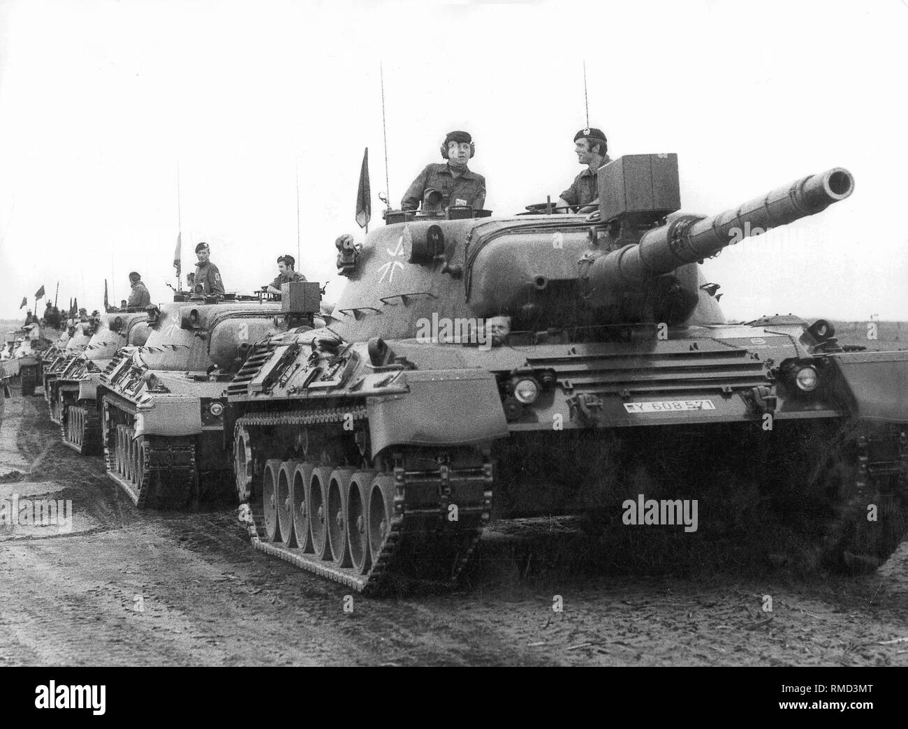 Une colonne de chars Leopard 1 en attente sur un terrain d'entraînement. Banque D'Images