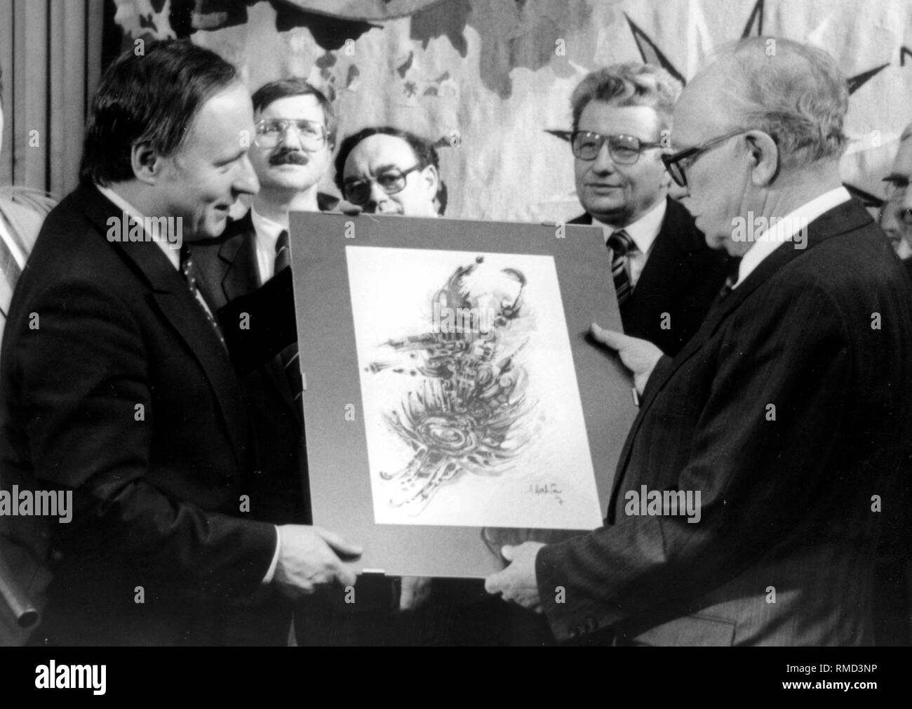 Horst Sindermann : (05.09.1915 - 20.04.1990) lors de sa visite à Sarrebruck en 1986, la Chambre du peuple est-allemand, Horst Sindermann reçoit une photo comme un don de l'ancien ministre président de la Sarre, Oskar Lafontaine (SPD) à la Chancellerie d'État. Banque D'Images