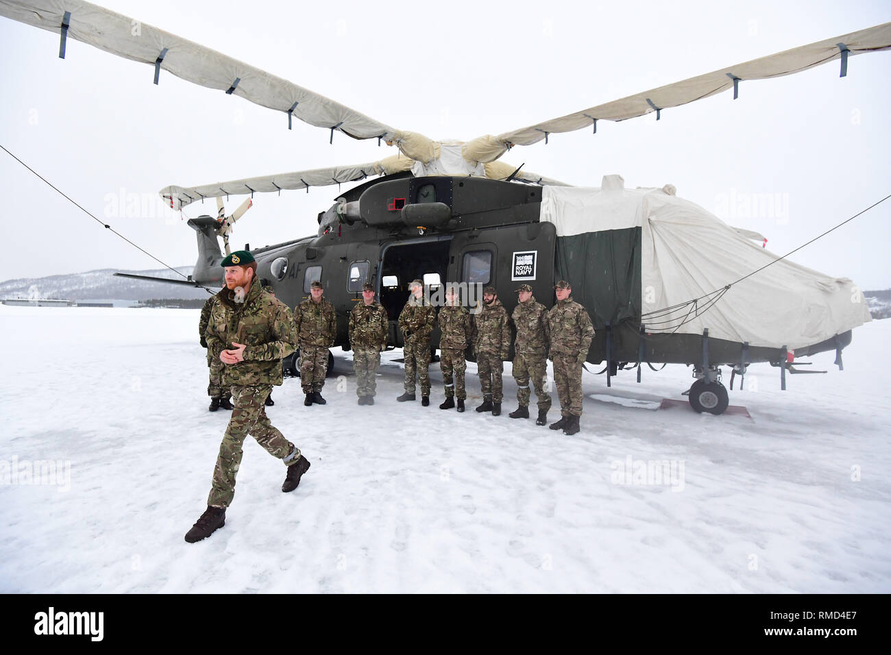 Le duc de Sussex (à gauche) au cours d'une visite d'exercer à Bardufoss, Norvège, pour une célébration du 50e anniversaire de la Force d'hélicoptères du Commando et Joint Helicopter Command pour le déploiement de la formation de froid extrême. Banque D'Images