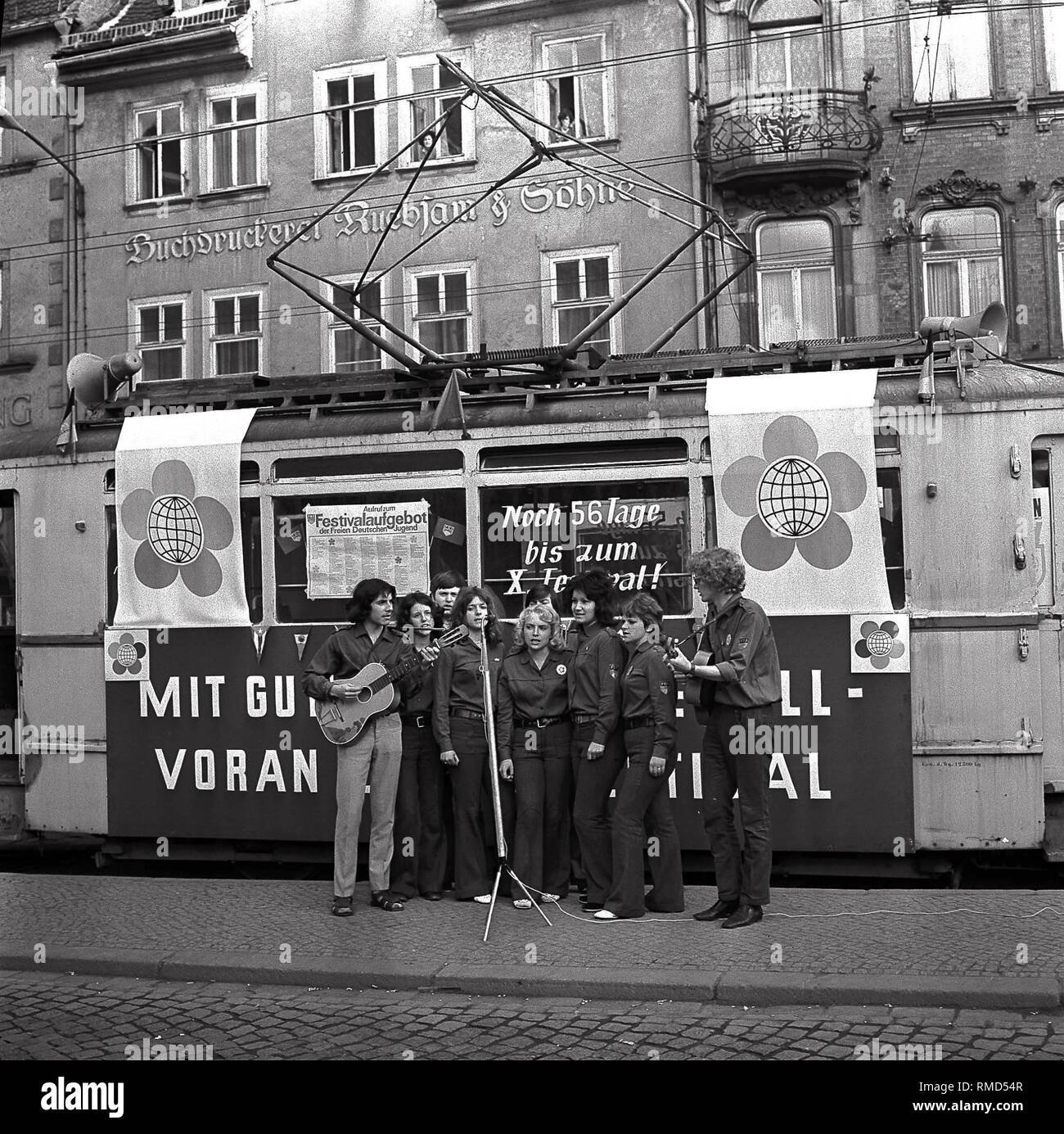 Certains membres de la Jeunesse Libre Allemande (FDJ) font la promotion de l'Organisation mondiale de la jeunesse. Banque D'Images