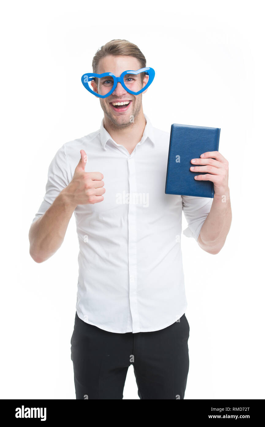 J'adore lire des livres. Homme mignon en forme de coeur de nerd glasses adore lire des livres. Guy détient livre et montre Thumbs up, isolé blanc. J'ai toujours lu au moins quelques pages chaque jour. Mon livre préféré. Banque D'Images