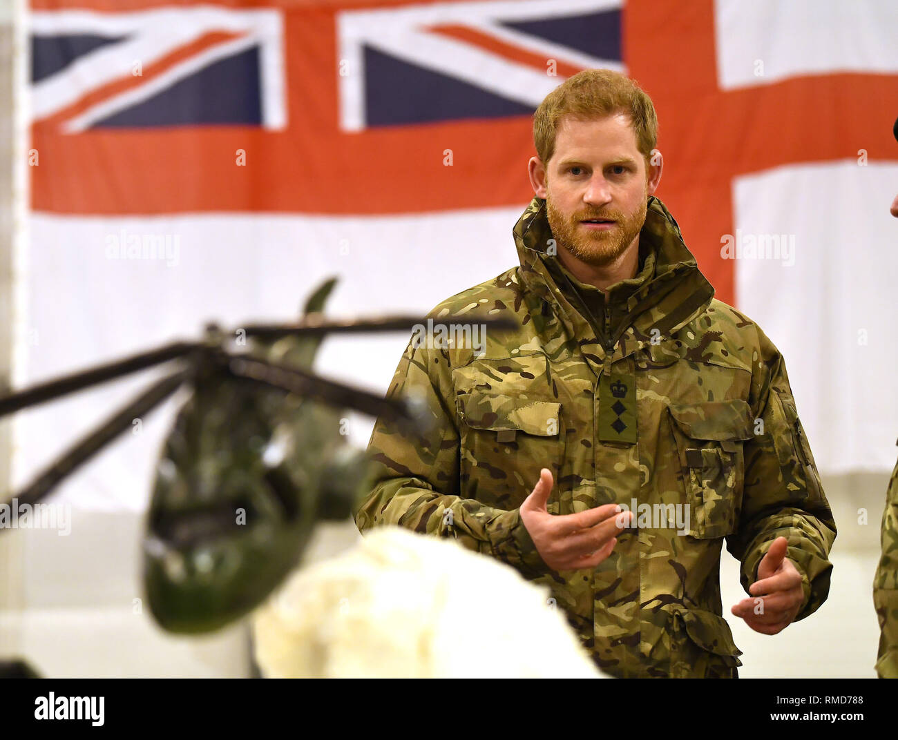 Le duc de Sussex de parler au personnel de service lors d'une visite d'exercer à Bardufoss, Norvège, pour une célébration du 50e anniversaire de la Force d'hélicoptères du Commando et Joint Helicopter Command pour le déploiement de la formation de froid extrême. Banque D'Images