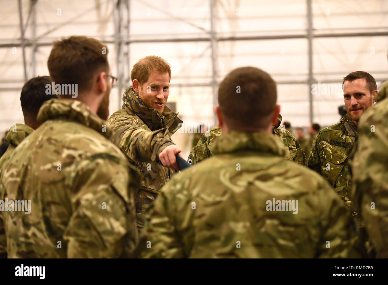 Le duc de Sussex, parle au personnel de service lors d'une visite d'exercer à Bardufoss, Norvège, pour une célébration du 50e anniversaire de la Force d'hélicoptères du Commando et Joint Helicopter Command pour le déploiement de la formation de froid extrême. Banque D'Images