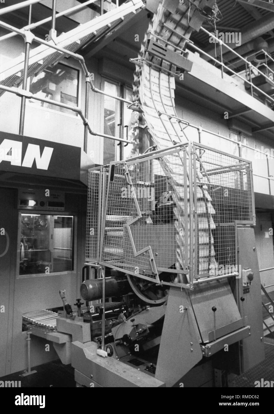 Vue sur une courroie de convoyeur transportant des journaux imprimés. La photographie a été prise lors de l'impression centre de la Sueddeutsche Verlag à Steinhausen, Munich. Banque D'Images Vue sur une courroie de convoyeur transportant des journaux imprimés. La photographie a été prise lors de l'impression centre de la Sueddeutsche Verlag à Steinhausen, Munich. Banque D'Images