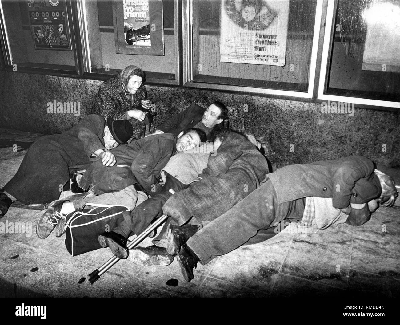 Sur un jour d'hiver glacial : sans-abri dormir sur une grille de réchauffement près de l'entrée sud de la gare centrale de Munich. Banque D'Images