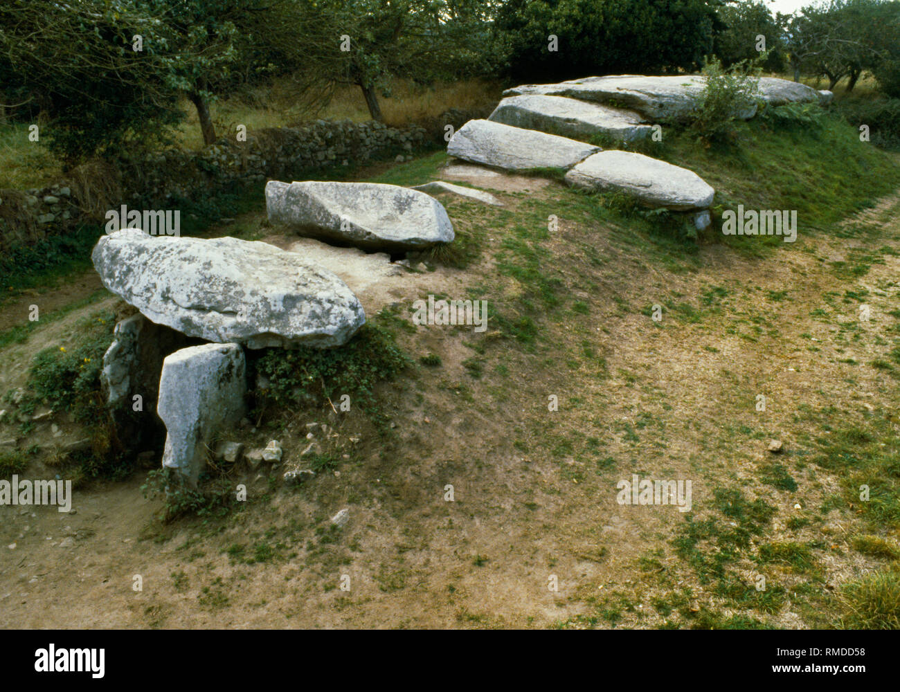 Voir W de Mané Rethual passage néolithique tombe, Locmariaquer, Carnac, Bretagne, France, montrant le passage d'entrée & granit massif chambre sur capstone Banque D'Images