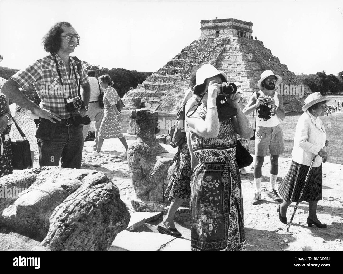 Photographier les touristes en face de la pyramide El Castillo de Tulum à partir de la période maya. Banque D'Images Photographier les touristes en face de la pyramide El Castillo de Tulum à partir de la période maya. Banque D'Images