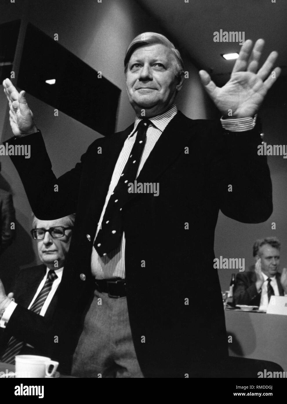 Au congrès du parti fédéral du SPD, le comité permanent de l'ancien chancelier Helmut Schmidt merci pour les applaudissements des délégués. À gauche du siège lui Hans-Jochen VOGEL, chef du groupe parlementaire du SPD au Bundestag. Banque D'Images