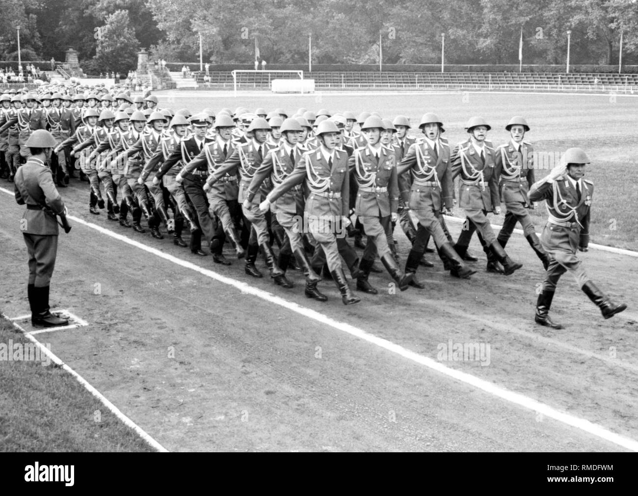 Cérémonie militaire à l'occasion de l'assermentation des diplômés de l'Offiziershochschule «Ernst Thaelmann" des forces terrestres de l'Armée Populaire Nationale (NVA) de la RDA Loebau. Banque D'Images