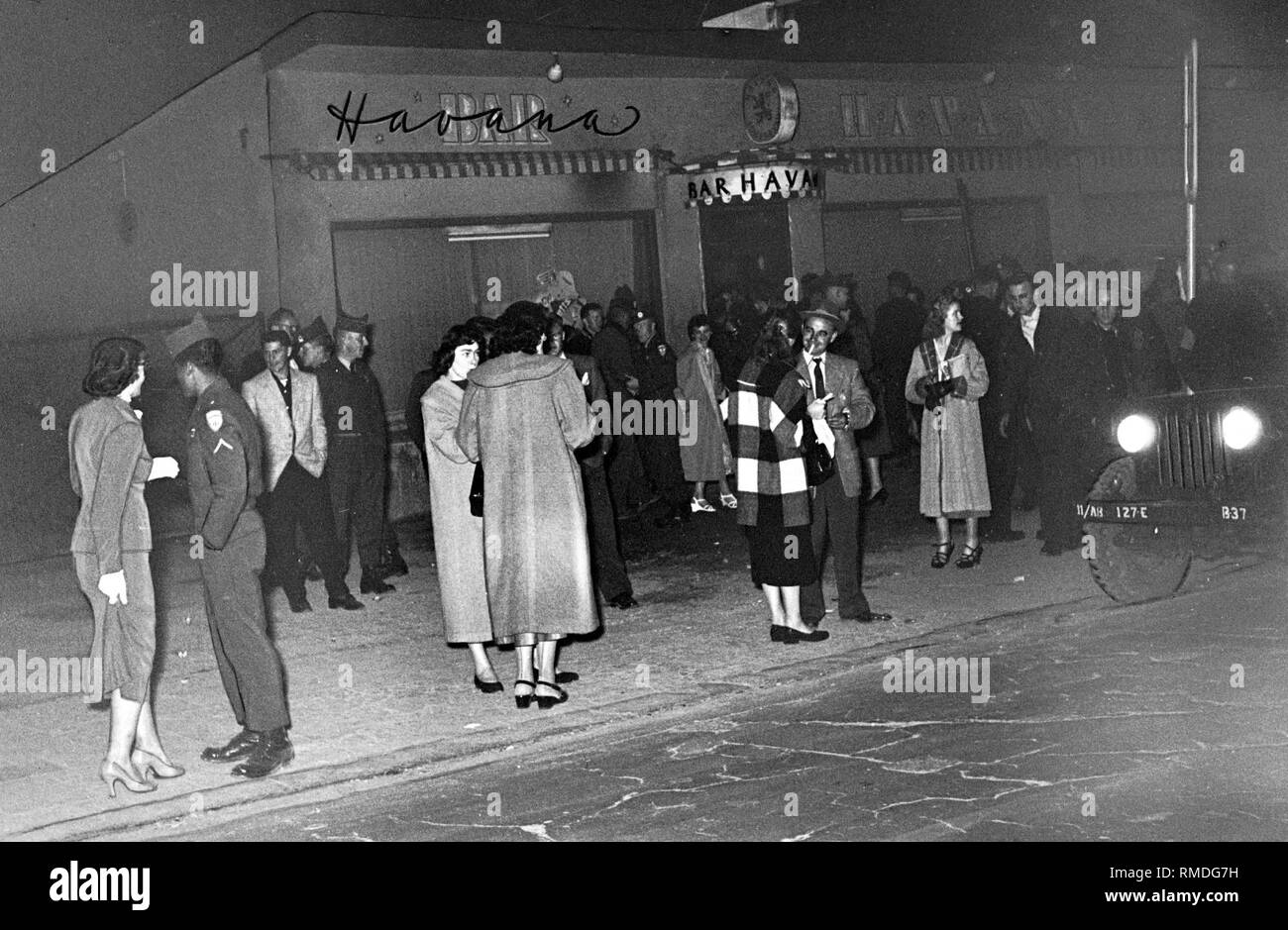 En face de l'bar Havanna sur Goethestrasse, prostituées attendez-nous des soldats qui sortent des bars du couvre-feu (13 heures). Banque D'Images