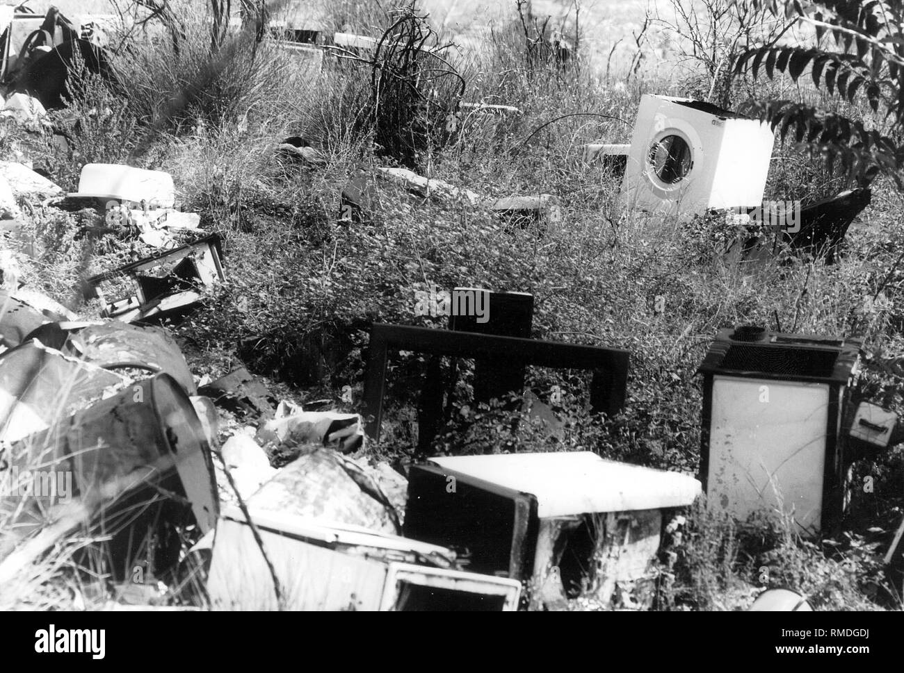 En vrac déchargés des ordures dans la nature. Banque D'Images