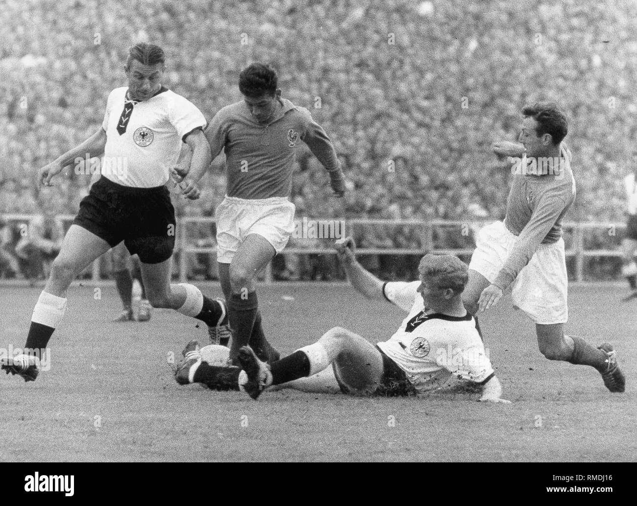 Jeu pour la troisième place, l'Allemagne contre la France (3 : 6) à la Coupe du Monde FIFA 1958 en Suède. Scène devant l'objectif allemand Karl-Heinz Schnellinger tente de séparer Fontaine (France) à partir de la balle en position allongée sur le sol, gauche droite, Wewers Heinz Vincent (France). Banque D'Images