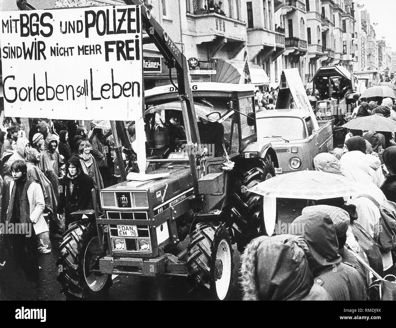 Les manifestants avec banderoles lors d'une manifestation au cours de l'action Anti-Nuclear jours à Hanovre protester contre le référentiel prévu ('Gorleben avec BGS et la police nous ne sont plus libres - Gorleben vivra'). Banque D'Images