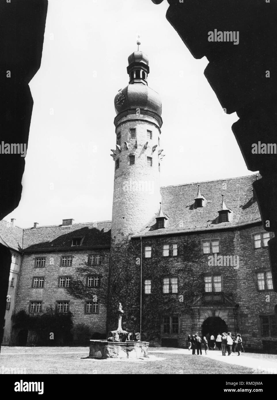 Voir dans la cour de Weikersheim Palace avec la Fontaine de Lion 1763 et le garder. Photo non datée, probablement des années 1950. Banque D'Images