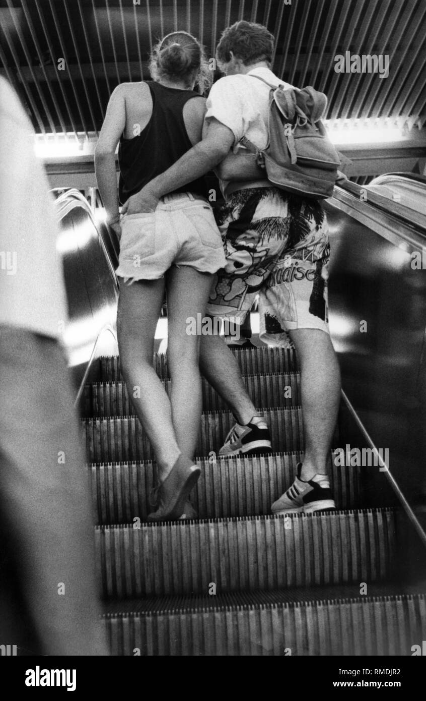 Couple sur un escalator. Banque D'Images