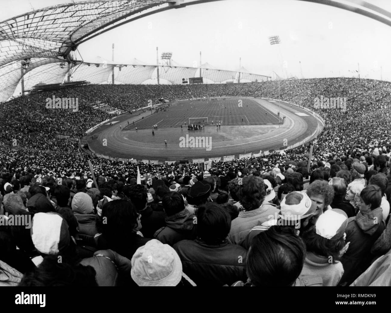 Vue sur le stade olympique de Munich à partir de la courbe du sud au cours d'un match de football du championnat d'Allemagne en 1988. Banque D'Images