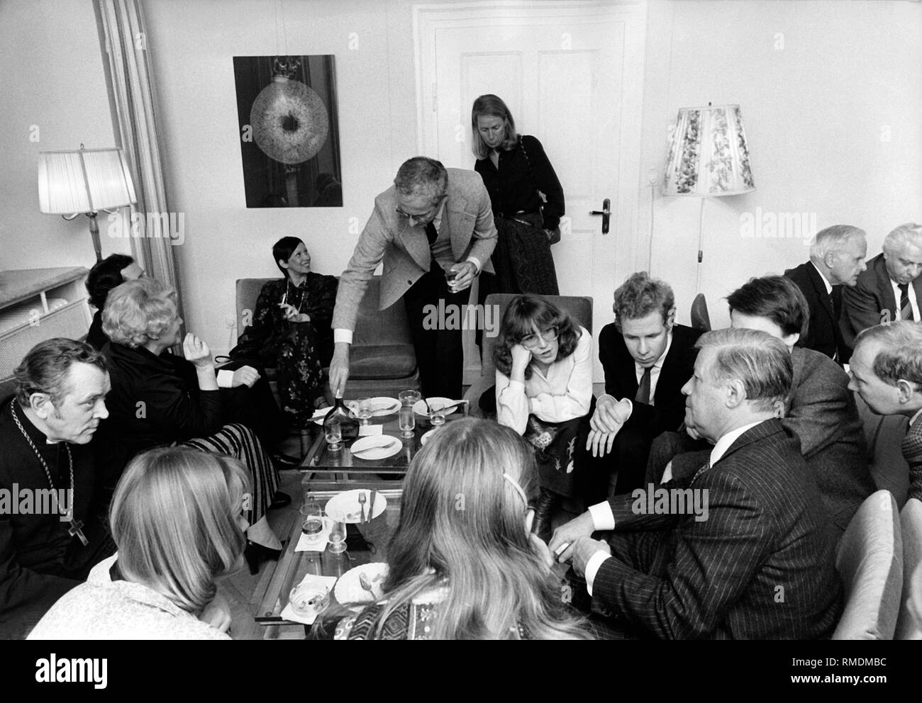 Le chancelier Helmut Schmidt, est assis à une table en Tutzingen Château avec les jeunes après la réception annuelle de l'Académie évangélique. Ministre fédéral Dieter Haack et ministre d'État s'est rendu aussi Bruecher Hildegard Hamm ici à Bonn. Ce dernier se trouve sur la gauche dans l'image et porte une jupe à rayures. Banque D'Images