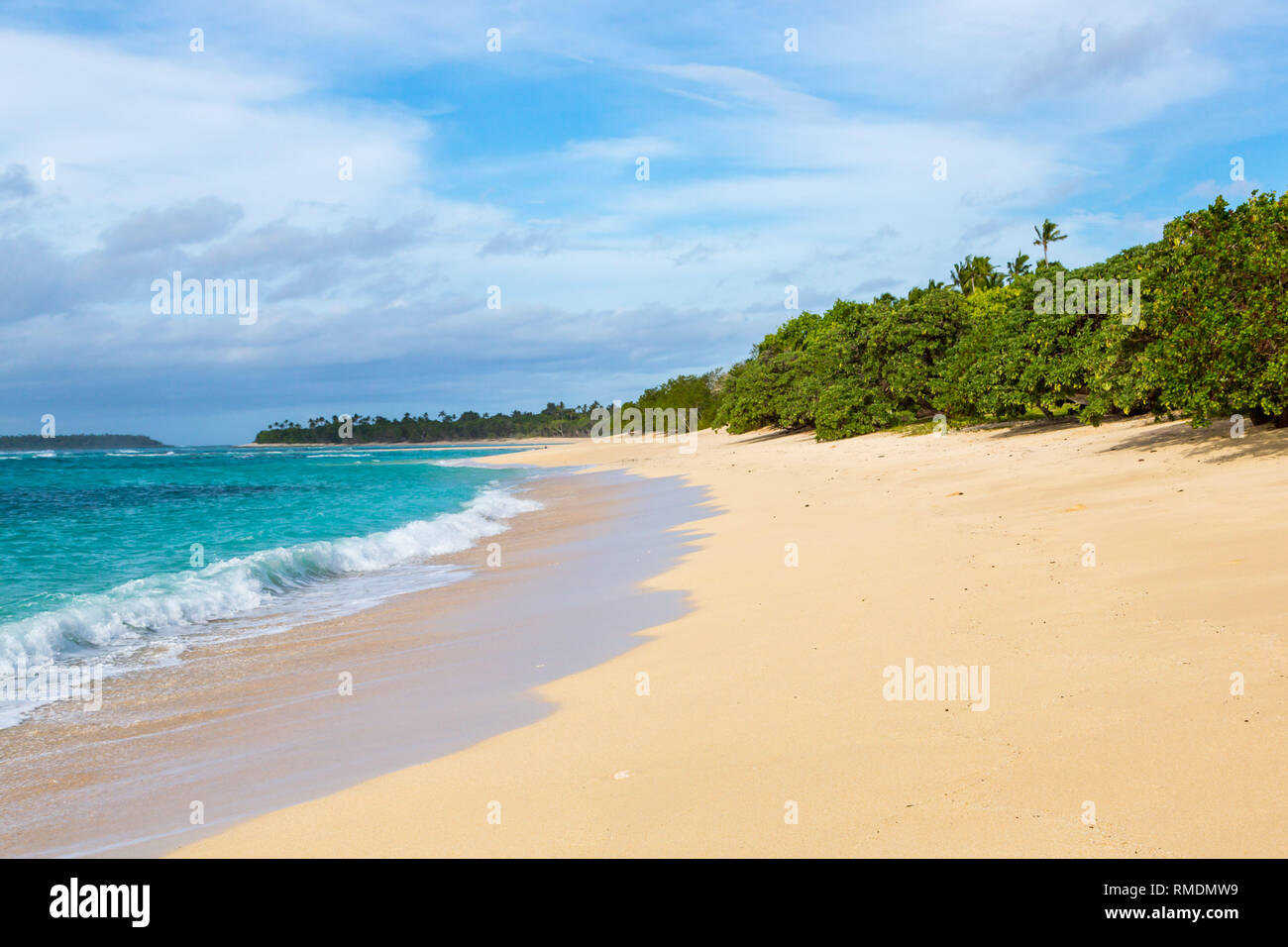 D'une côte d'azur, turquoise, bleu lagon. Vagues, surf, plateau oscillant à une plage de sable idyllique vide à distance sur la Foa island, îles Haapai ou Ha'apai, à Banque D'Images