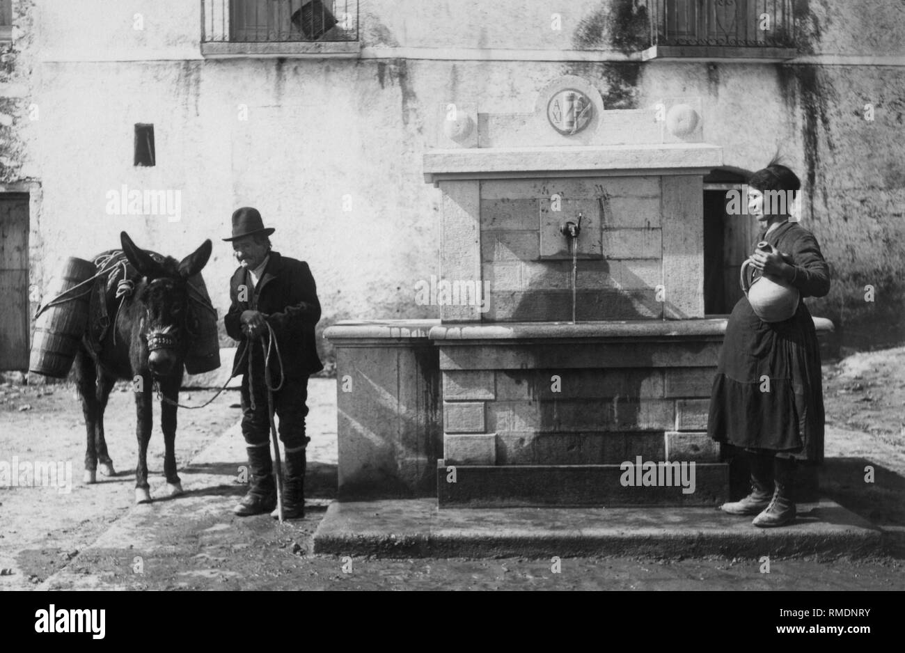 L'Italie, la Basilicate, Policoro, scènes de vie autour de la fontaine dans la Via Vittorio Veneto, 1930 Banque D'Images