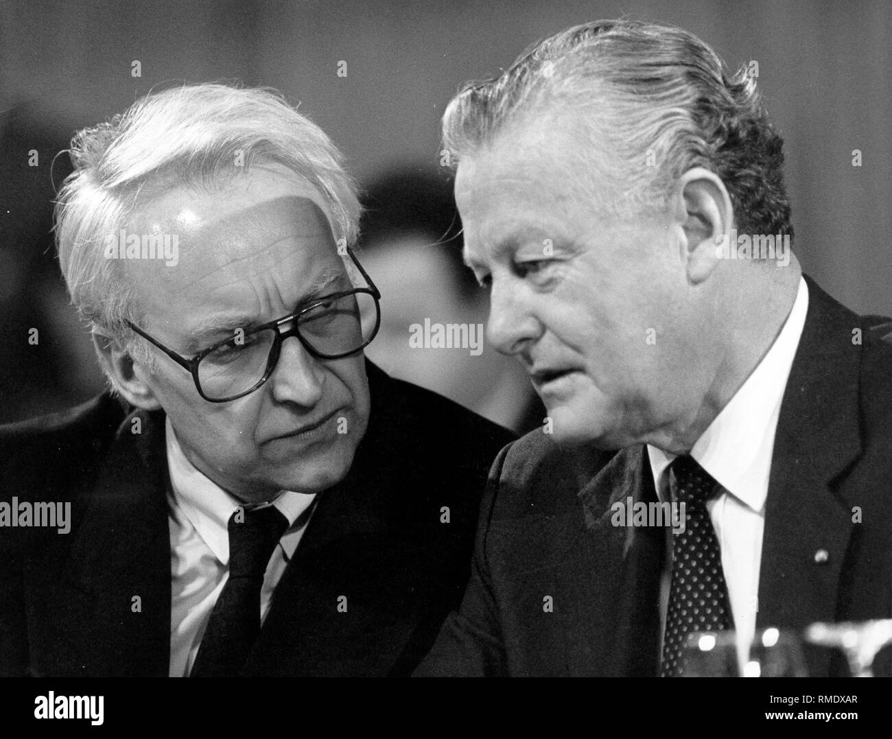Le ministre de l'Intérieur bavarois Edmund Stoiber avec Premier ministre Max Streibl. Banque D'Images