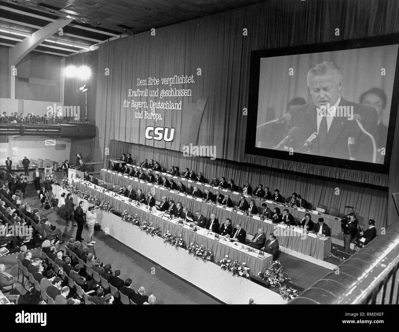 Voir dans la salle de l'assemblée du parti congrès de la CSU à Munich. Sur un écran vidéo est transmis le discours du Premier Ministre Max Streibl. Sur le mur : 'engage à legacy, puissante et unie, pour la Bavière, l'Allemagne et l'Europe". Banque D'Images