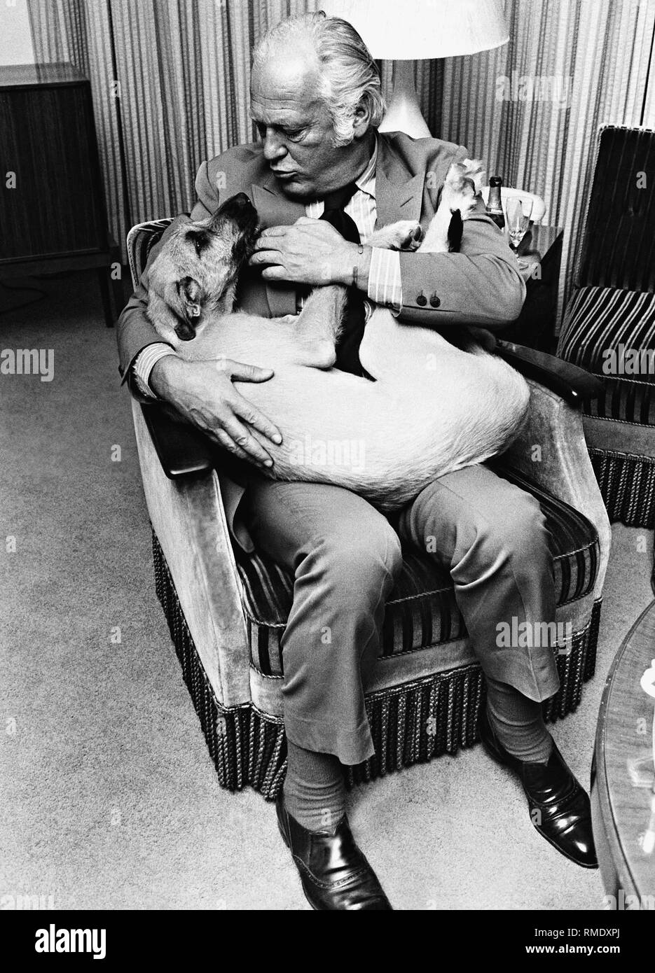 L'acteur Curd Juergens avec son chien. Photo non datée, probablement dans les années 1970. Banque D'Images