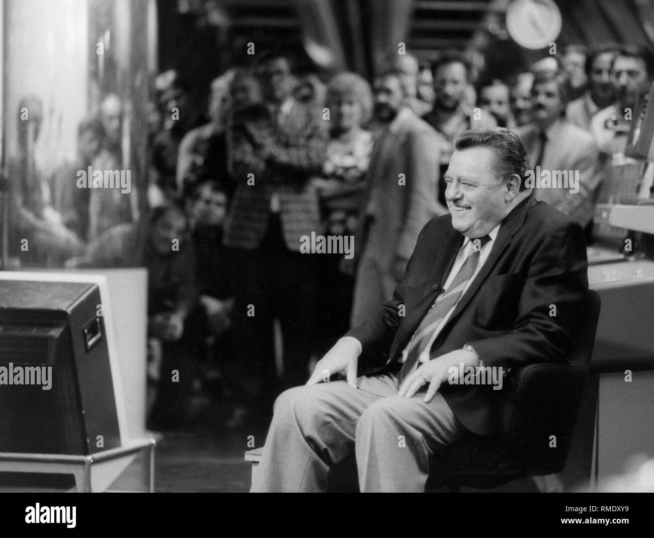 Le ministre-président de Bavière et chef de parti de la CSU Franz Josef Strauß sourit tout en photo, une discussion pour un programme de télévision, éventuellement à l'occasion de l'élection d'état en 1986. Banque D'Images