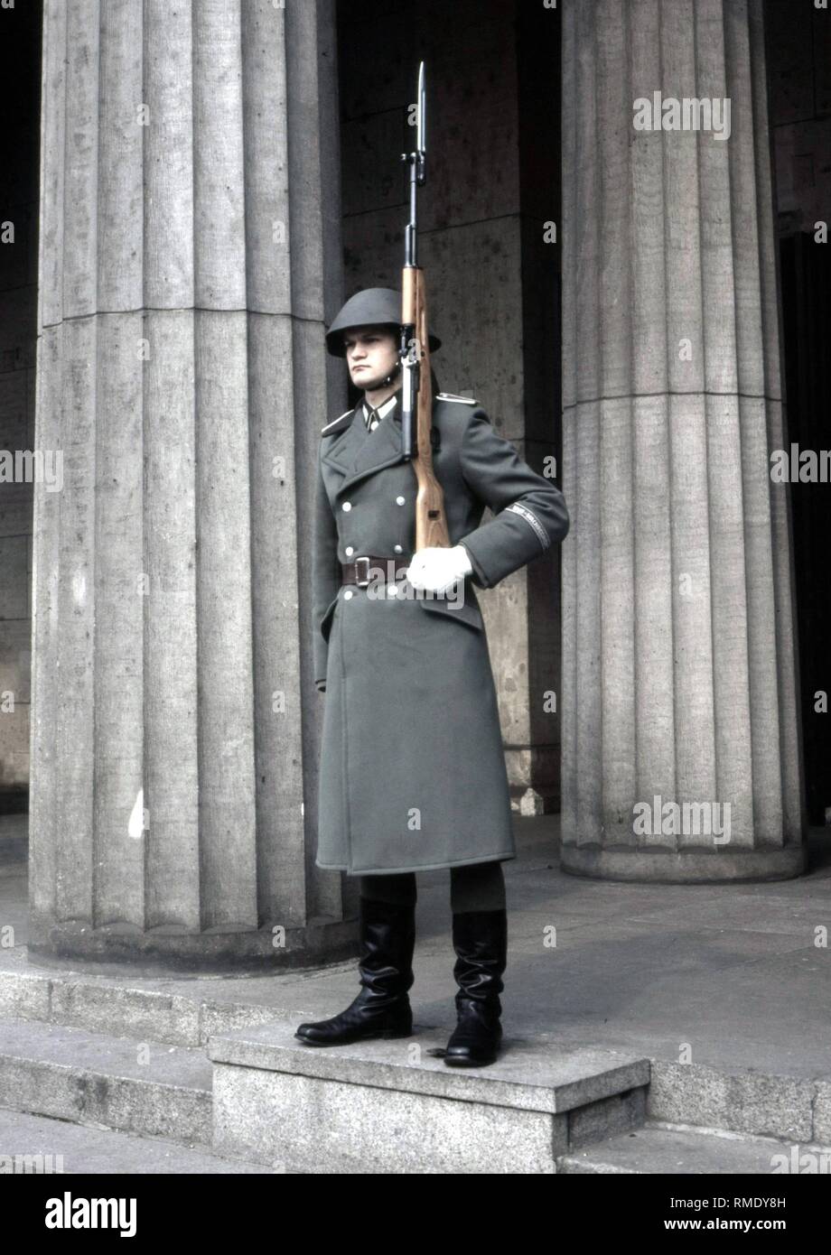 Garde de l'Armée Populaire Nationale (NVA) de la RDA avec fusil en face de la Neue Wache sur le boulevard Unter den Linden à Berlin Est. Banque D'Images
