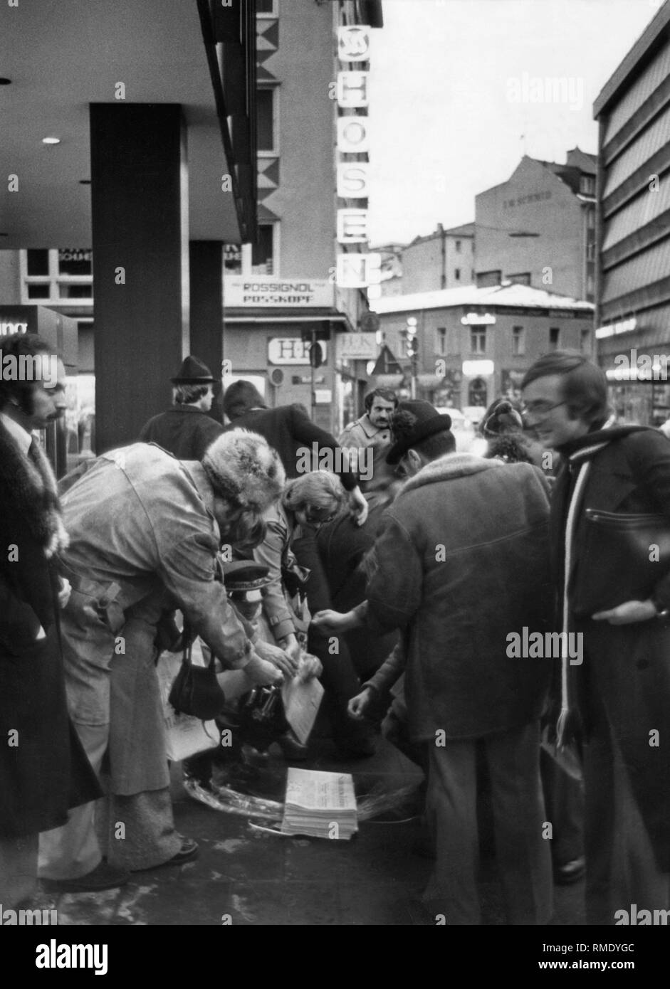 À Faerbergraben en face de la maison d'édition de la SZ, un employé de la Sueddeutsche Zeitung portant une casquette de baseball avec l'inscription 'Sueddeutsche Zeitung" vend des copies imprimées de l'AG aux passants. Banque D'Images À Faerbergraben en face de la maison d'édition de la SZ, un employé de la Sueddeutsche Zeitung portant une casquette de baseball avec l'inscription 'Sueddeutsche Zeitung" vend des copies imprimées de l'AG aux passants. Banque D'Images