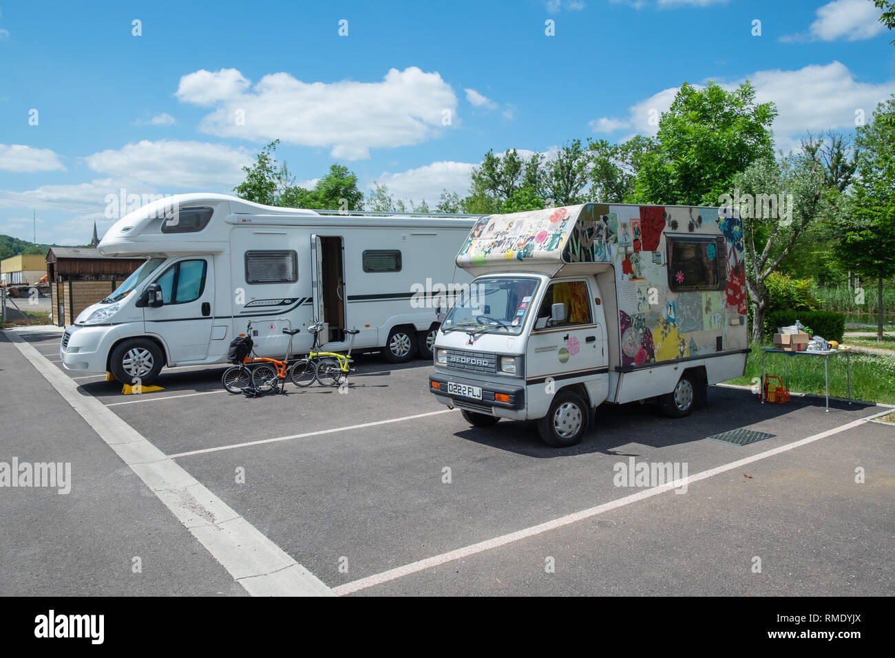 Deux British GO camping-car ou camping cars dans l'aire à Joinville, France, Haute-Marne, sur les bords de Marne. Banque D'Images