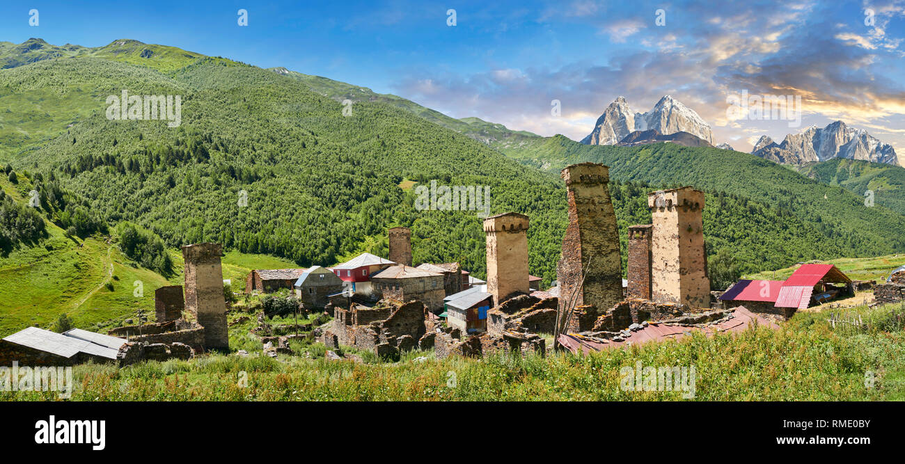 La tour médiévale en pierre maisons d'Murkmeli Svaneti, Upper Svaneti, Samegrelo-Zemo Svaneti, Mestia, Georgia. Murkmeli est un village près d'Ushguli est un grou Banque D'Images