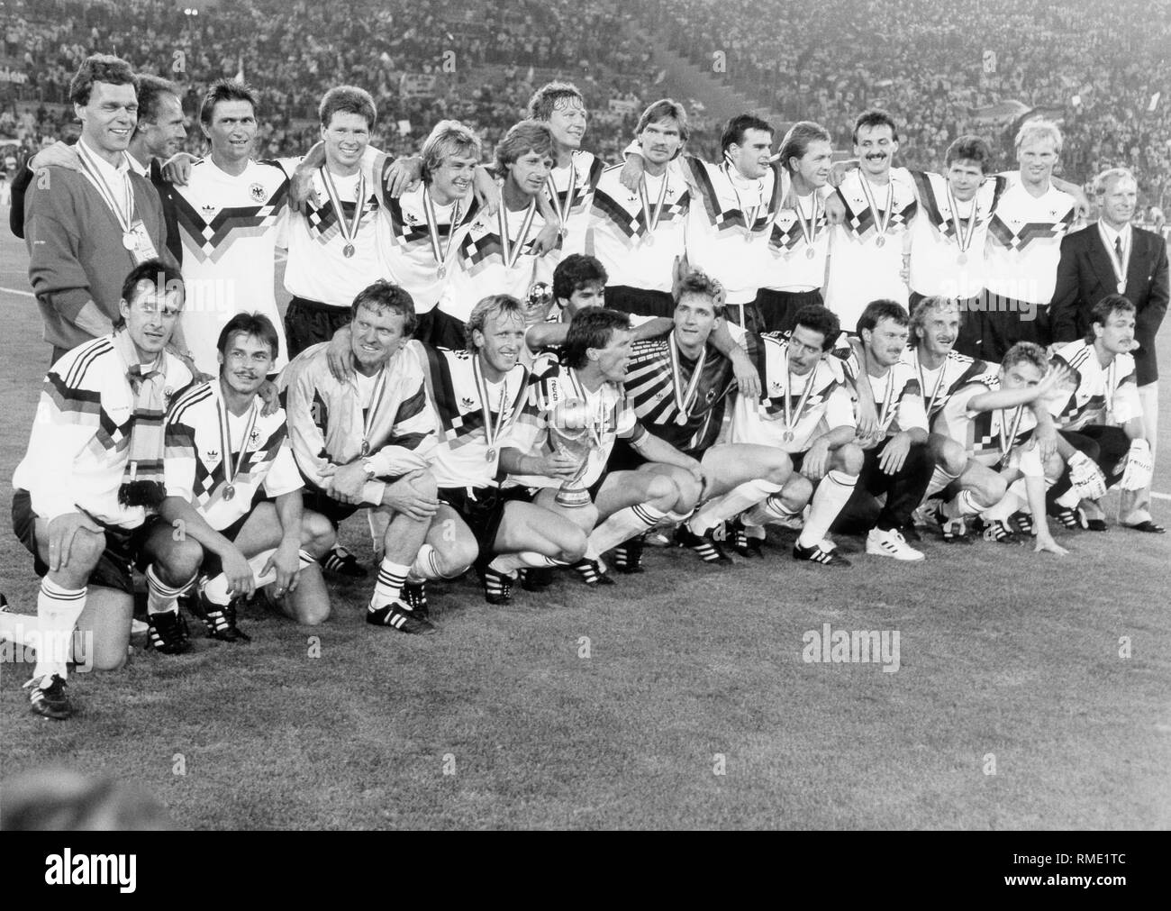 Photo de groupe de l'équipe nationale allemande après avoir remporté la finale de la Coupe du Monde à Rome contre l'Argentine. Banque D'Images