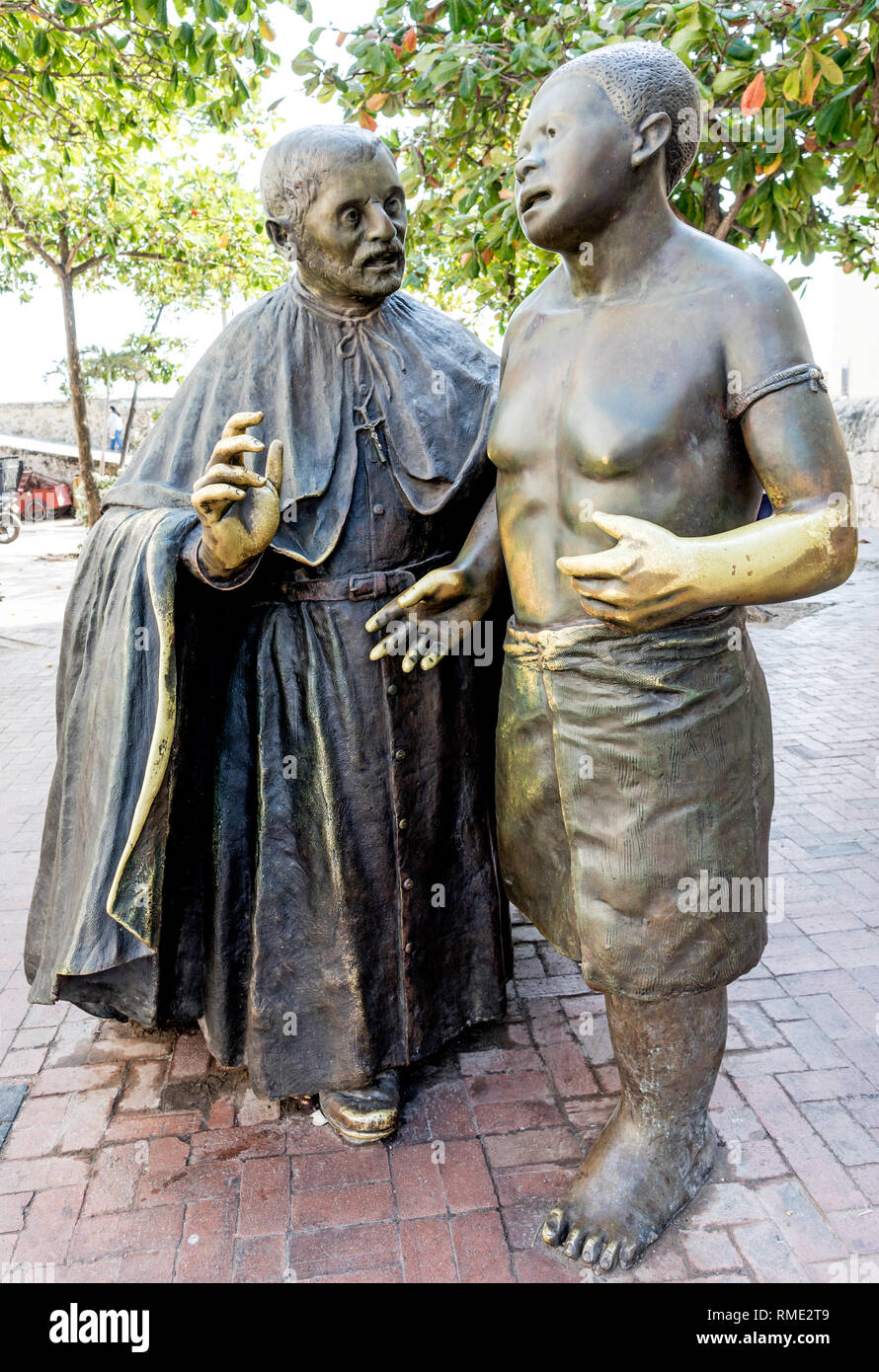 Statue en bronze de Saint Pierre Claver et un esclave de l'Amérique du Sud Colombie carthagène Banque D'Images