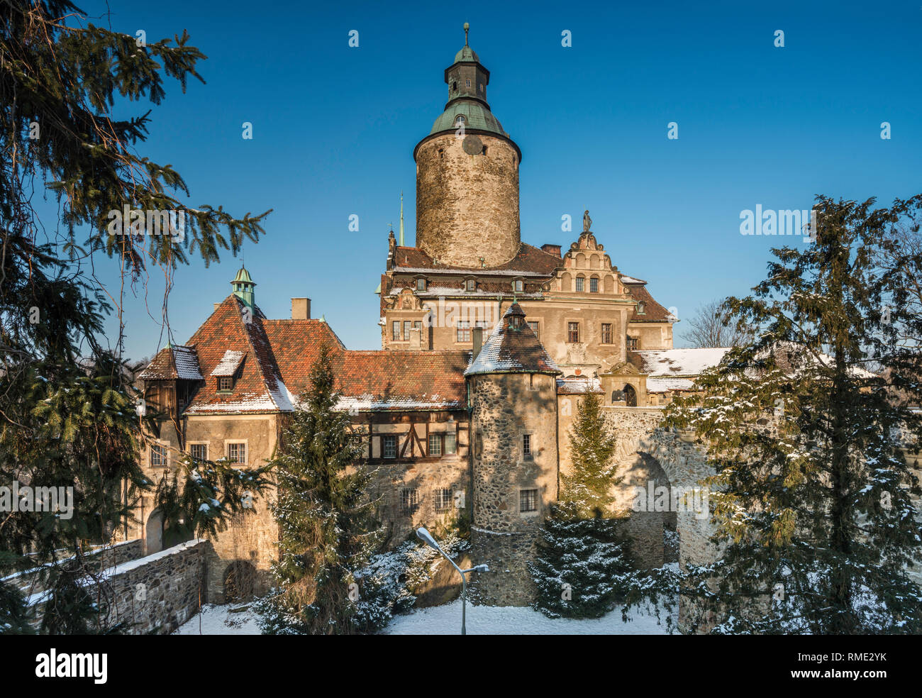 Château Czocha, 14e siècle, reconstruit au début du xxe siècle, l'hotel, en hiver, près du village de Lesna, Basse Silésie, Pologne Banque D'Images