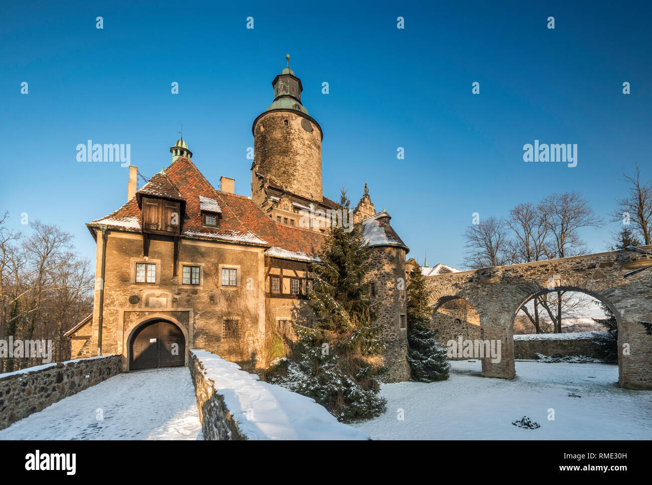 Château Czocha, 14e siècle, reconstruit au début du xxe siècle, l'hotel, en hiver, près du village de Lesna, Basse Silésie, Pologne Banque D'Images
